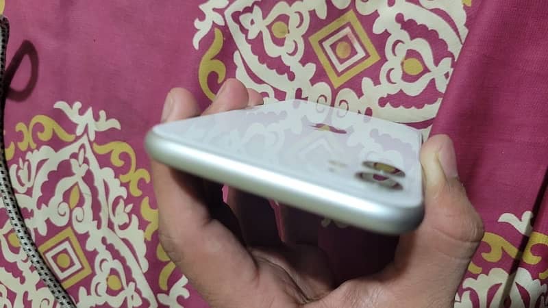 Iphone 11 | 64GB | Factory unlocked | Non pta 7