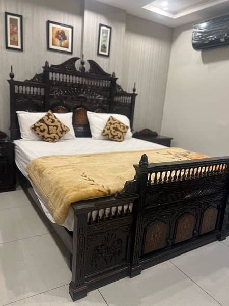 sheesham wood Bed with side tables 0