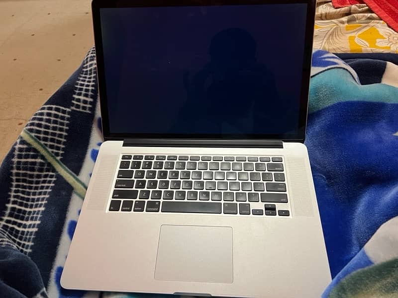 MacBook Pro 15 inch, i7, 16gb/256gb 3