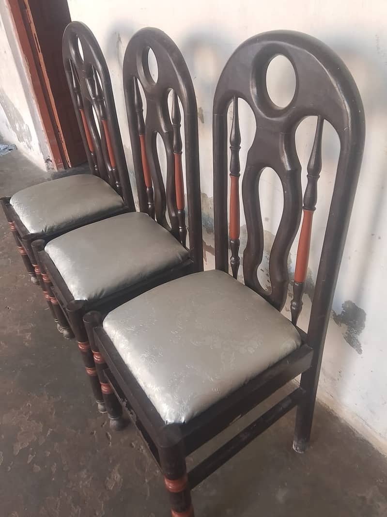 Used dinning table wirh 6 Chairs,Good condition and decent design 3