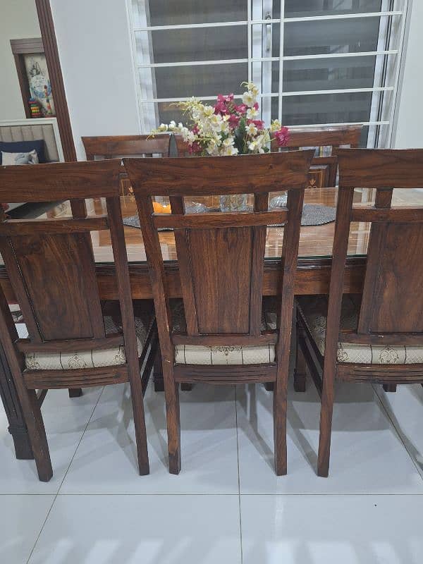 dinning table wirh six chair's selling urgent 0