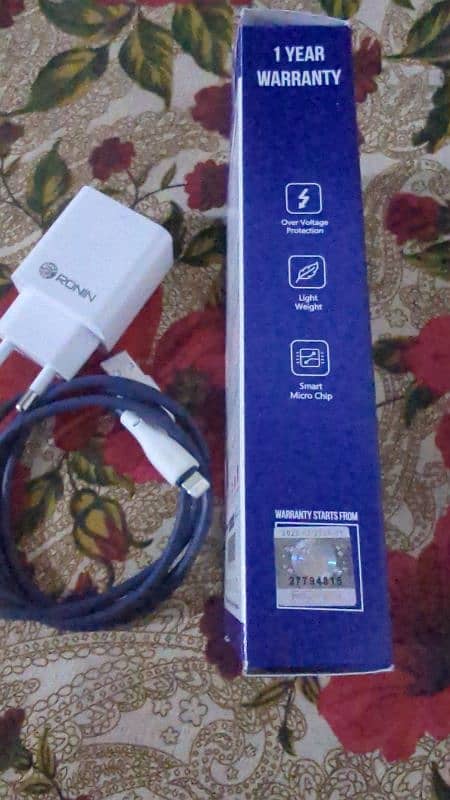 iPhone charger  new liya hai phone sell ho geya tha is Liye isko sell 2