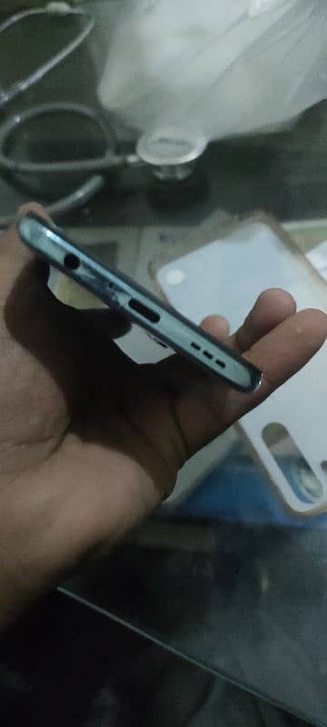 oppo F15 8/256 box with orignal charger condition see in p 1