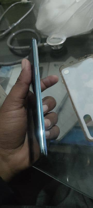 oppo F15 8/256 box with orignal charger condition see in p 5