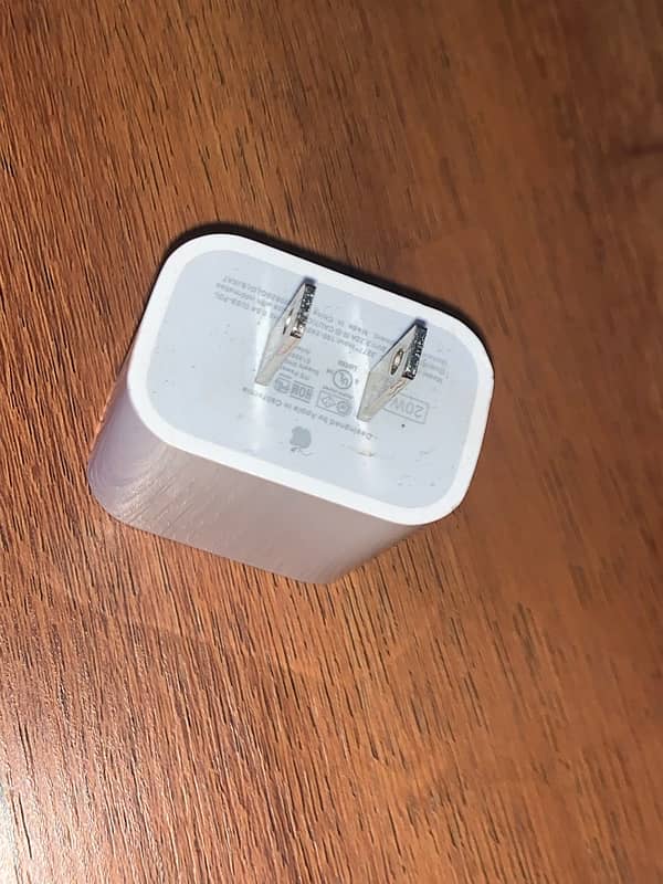 20 W , apple's origional lightnings addopter 3