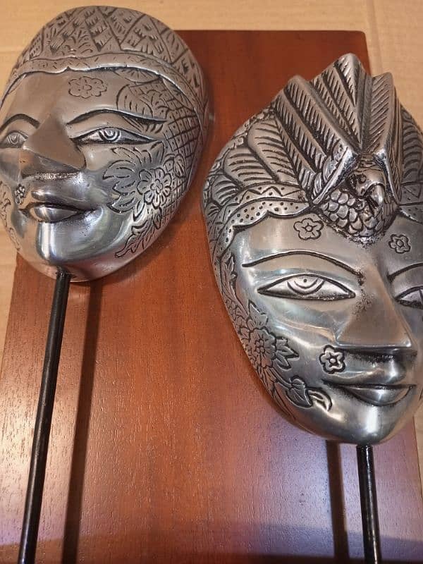 silver mask wooden stand art 4