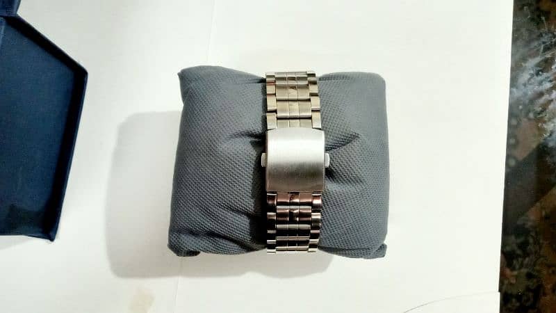 Beautiful watch available for sale 2