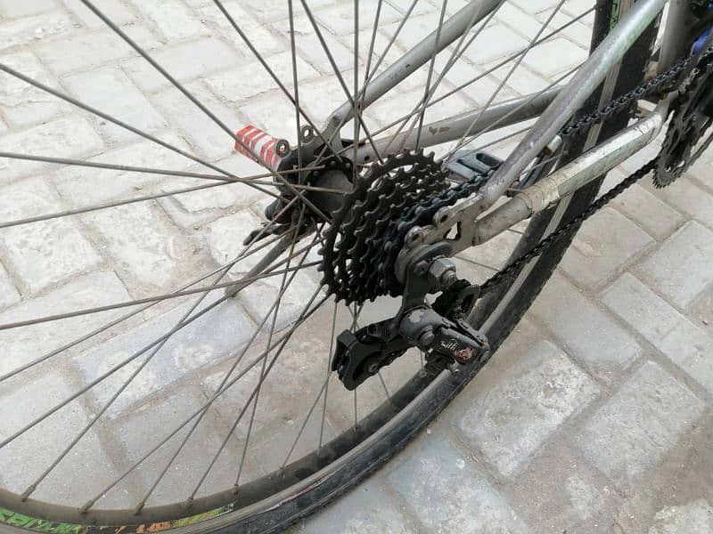 mountain bicycle with 1 disk brake , 1 suspension and gears 1