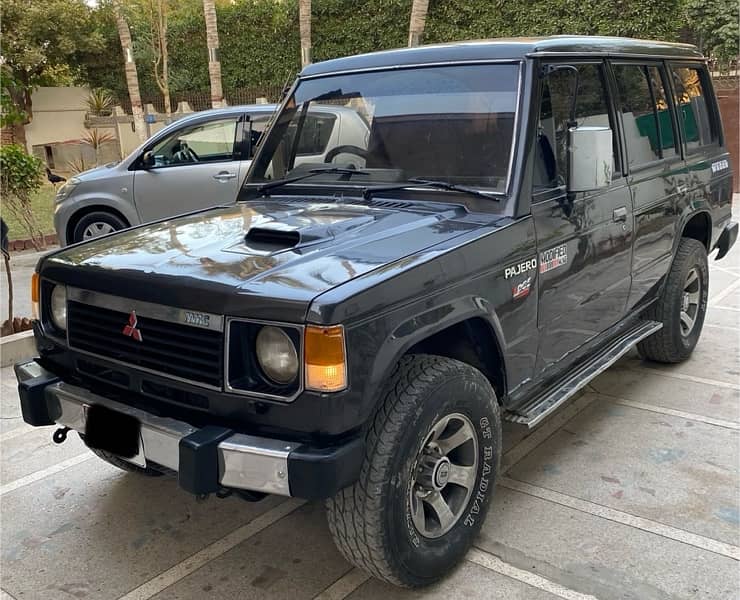 Mitsubishi Pajero 1988 2