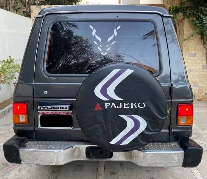 Mitsubishi Pajero 1988 3