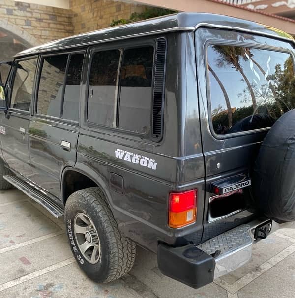 Mitsubishi Pajero 1988 4