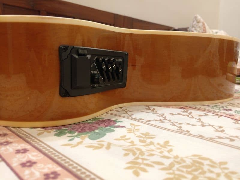 SEMI ACOUSTIC GUITAR + AMPLIFIER 4