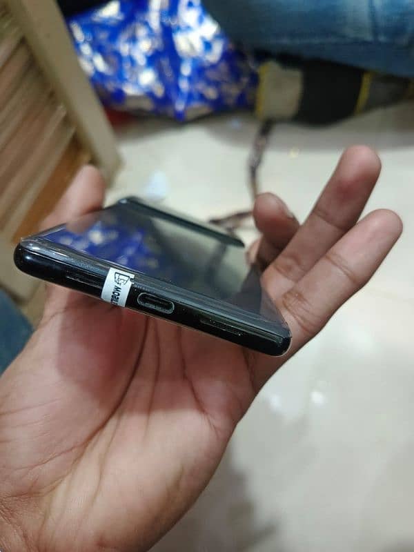 Pixel 6 Pro 128Gb Condition 10.9 Screen par Dot hai uper pic me dekh 2