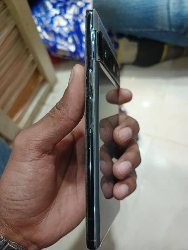 Pixel 6 Pro 128Gb Condition 10.9 Screen par Dot hai uper pic me dekh 4