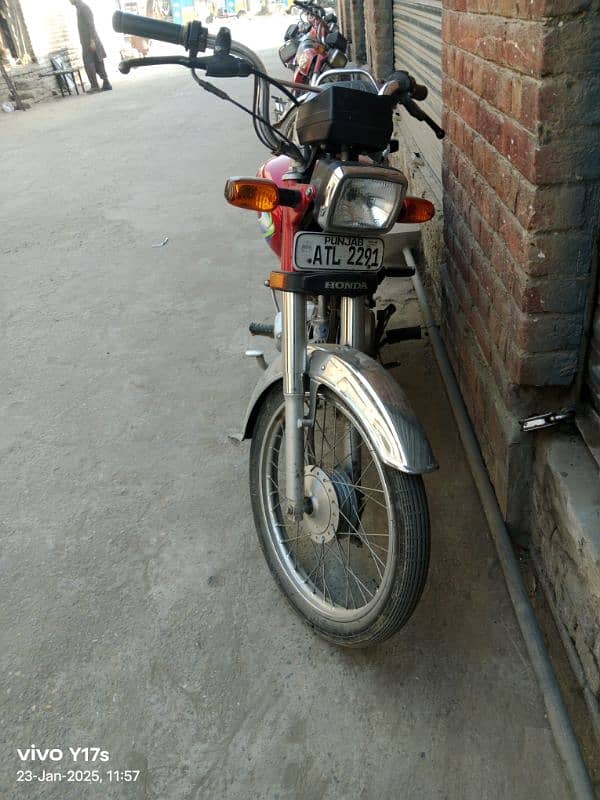 ek hath Chali Hui hai bike bilkul saaf hai 0