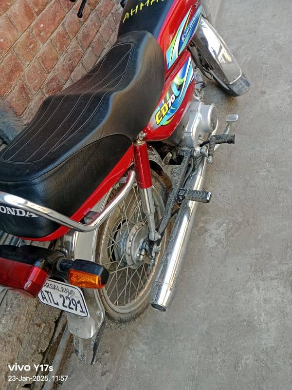 ek hath Chali Hui hai bike bilkul saaf hai 1