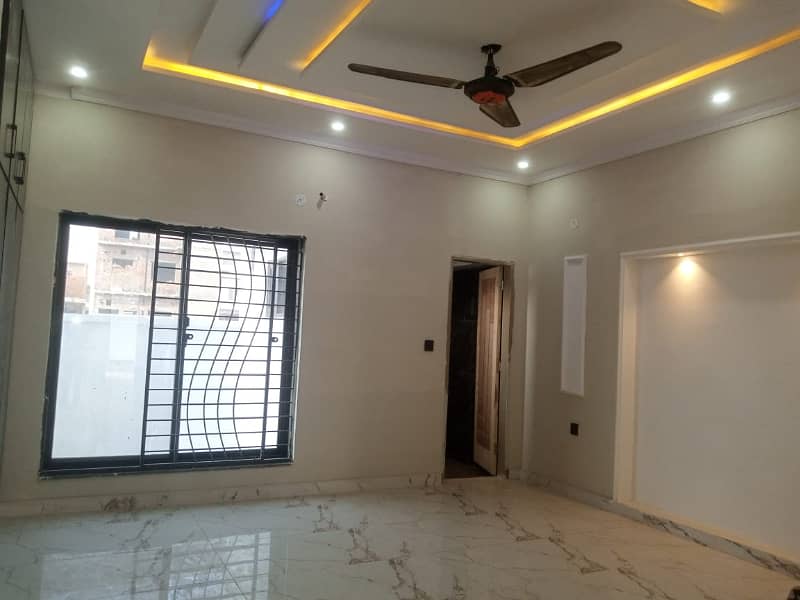 8 MARLA FIRST FLOOR HOT LOCATION LIKE NEW FACING PARK NEAR MAIN ROAD 1