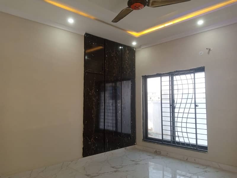 8 MARLA FIRST FLOOR HOT LOCATION LIKE NEW FACING PARK NEAR MAIN ROAD 2