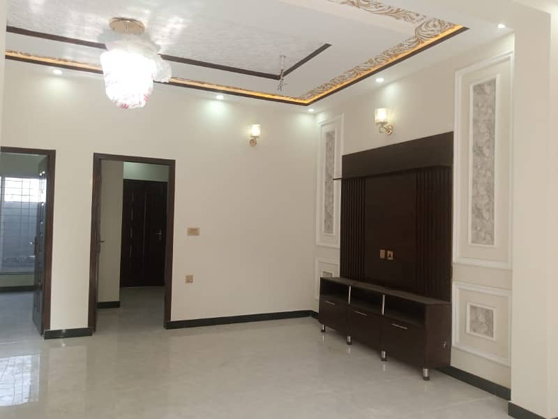 8 MARLA FIRST FLOOR HOT LOCATION LIKE NEW FACING PARK NEAR MAIN ROAD 9