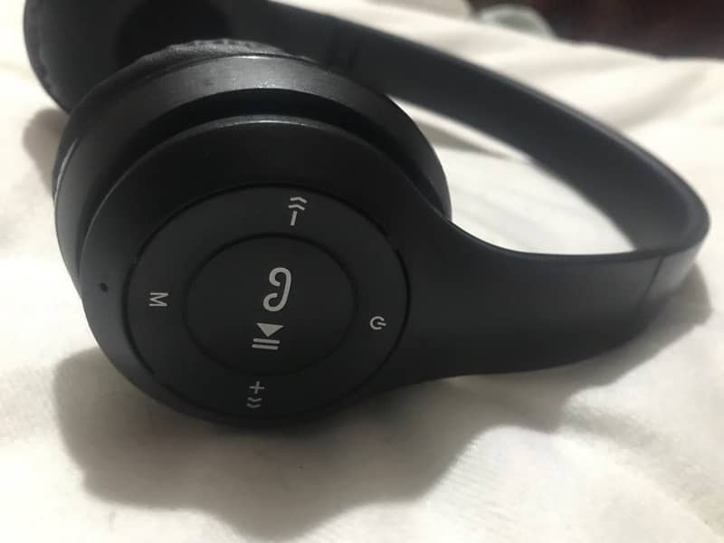 P47 wireless Headphone 1