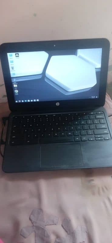 chrome book 4 gb ram 10/10 condition 0