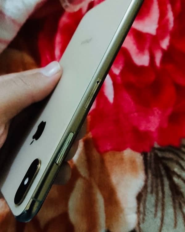 Iphone XS (Gold) 2