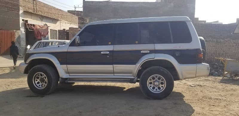 Mitsubishi Pajero 1990 5