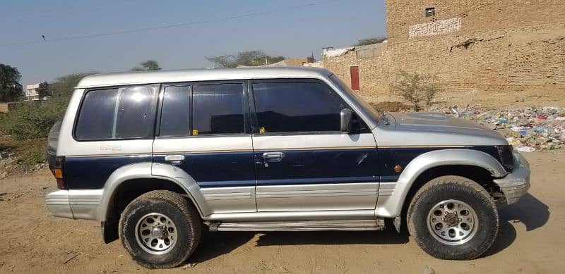 Mitsubishi Pajero 1990 6