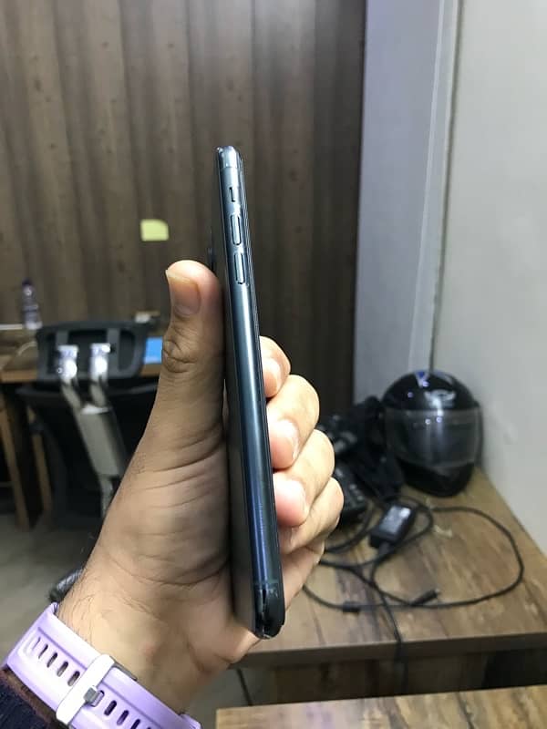 iPhone 11 Pro Max non pta 10/9 condition 2