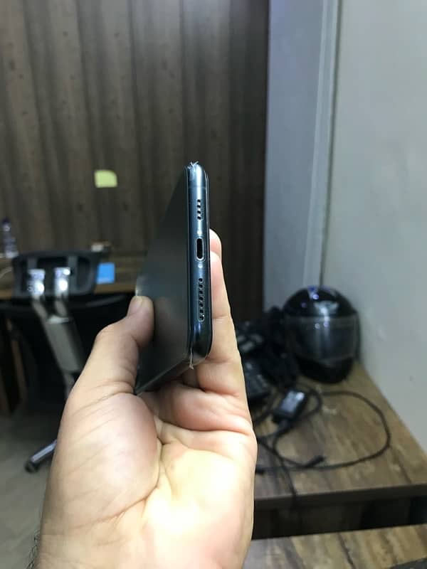 iPhone 11 Pro Max non pta 10/9 condition 4