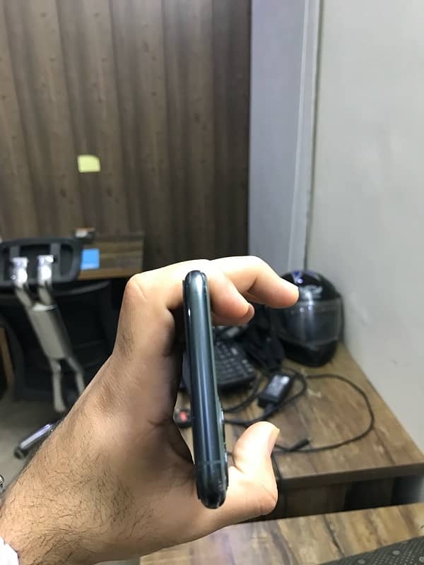 iPhone 11 Pro Max non pta 10/9 condition 5