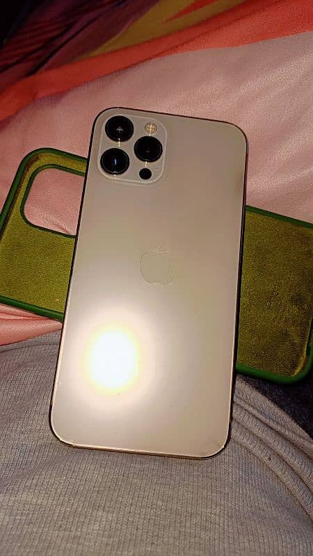 i phone 12pro maxused but looks like a new1 2