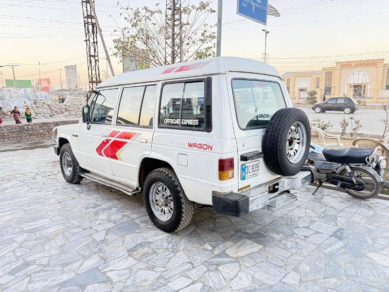 Mitsubishi Pajero 1989 3