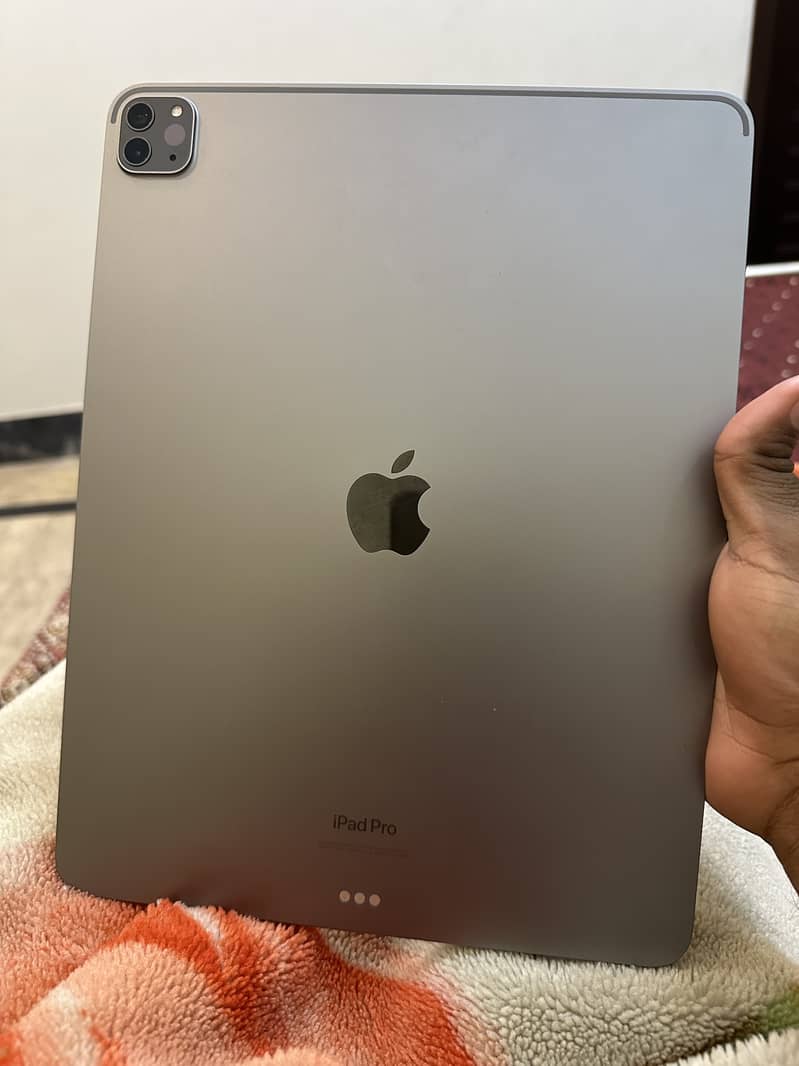 Apple iPad Pro 12.9 inches 6th Generation with M2 Processor 3