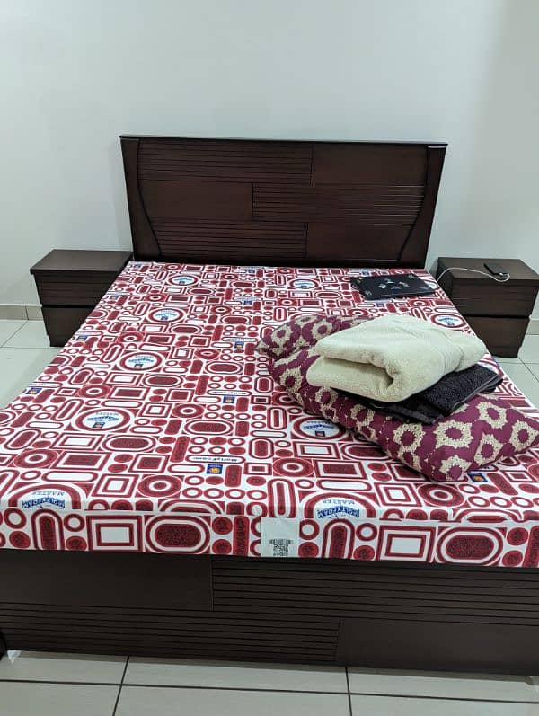 Queen bed plus 2 side tables and mattress 0