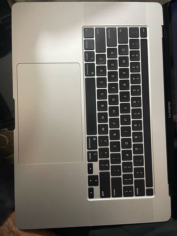 macbook pro 2019 i9 2.4 ghz spcial edition 1