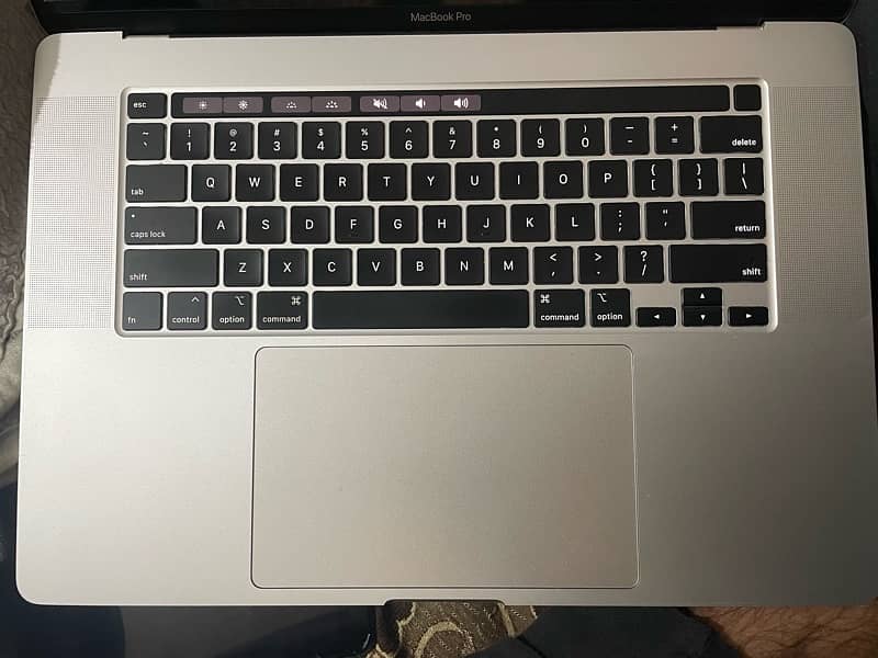 macbook pro 2019 i9 2.4 ghz spcial edition 3