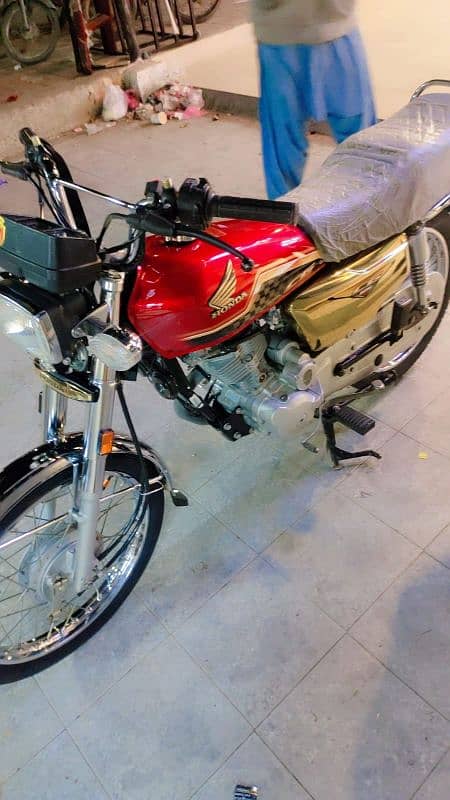 Honda CG 125 Self Start Gold Edition 3