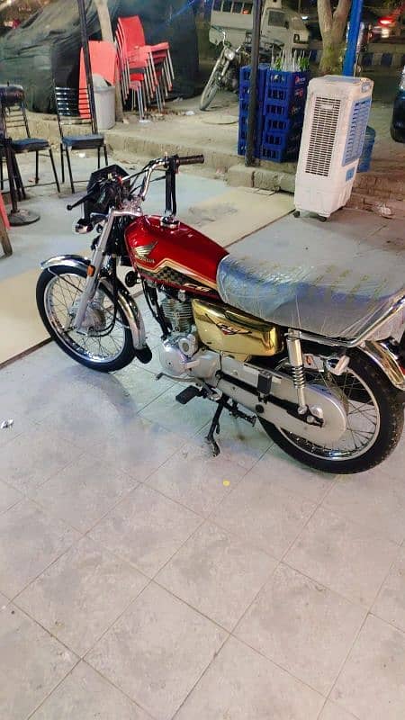 Honda CG 125 Self Start Gold Edition 4