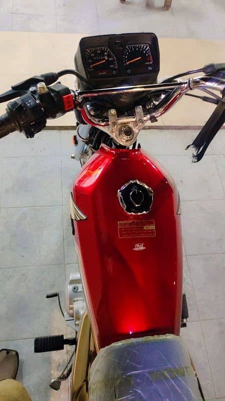 Honda CG 125 Self Start Gold Edition 5