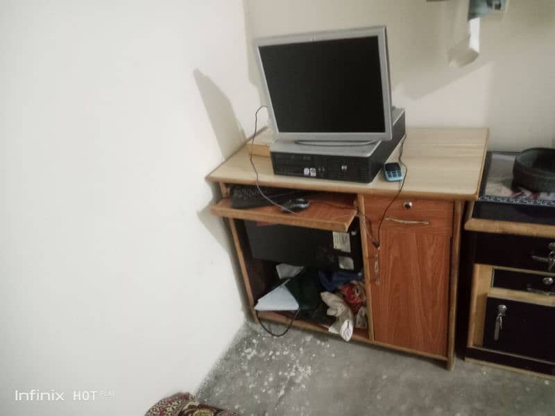 computer table for sale in good condition 0