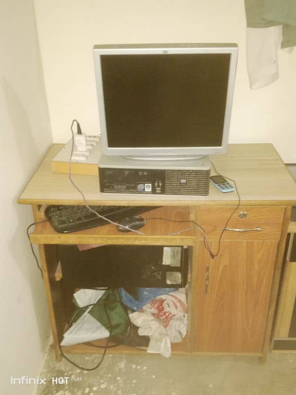 computer table for sale in good condition 1