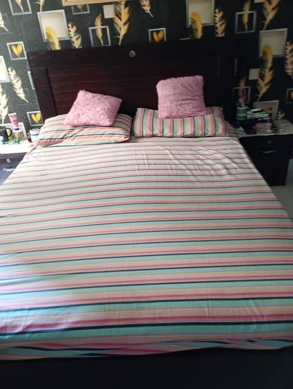 queen size bed with mattress and stool (sethi) 1