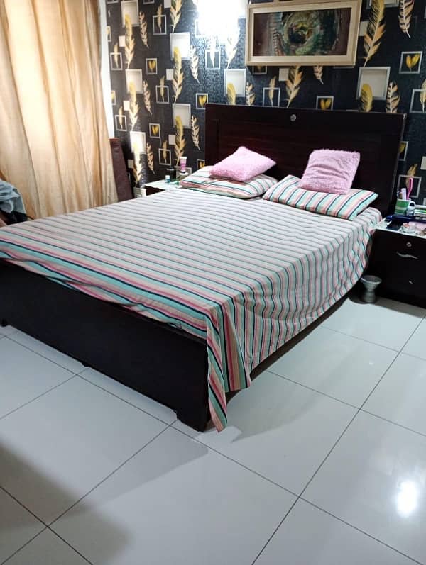 queen size bed with mattress and stool (sethi) 4