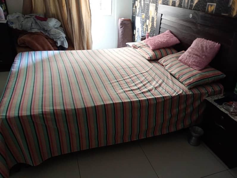 queen size bed with mattress and stool (sethi) 6