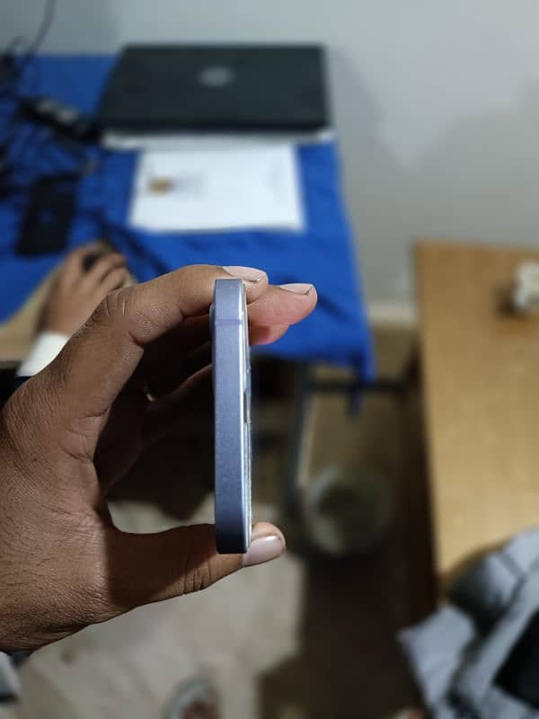 iphone 12 10/10 condition 3