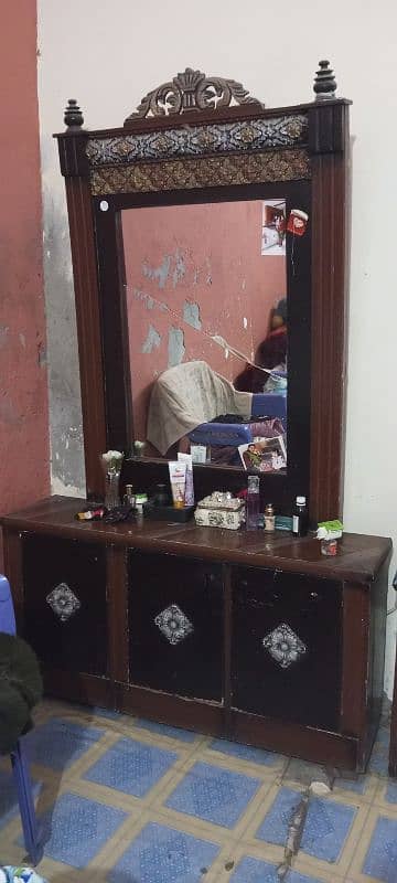 mirror is crack dressing table 0