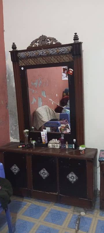 mirror is crack dressing table 1
