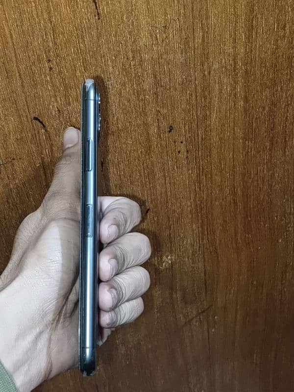 Iphone 11 pro max. . . Non pta. . . With box 2