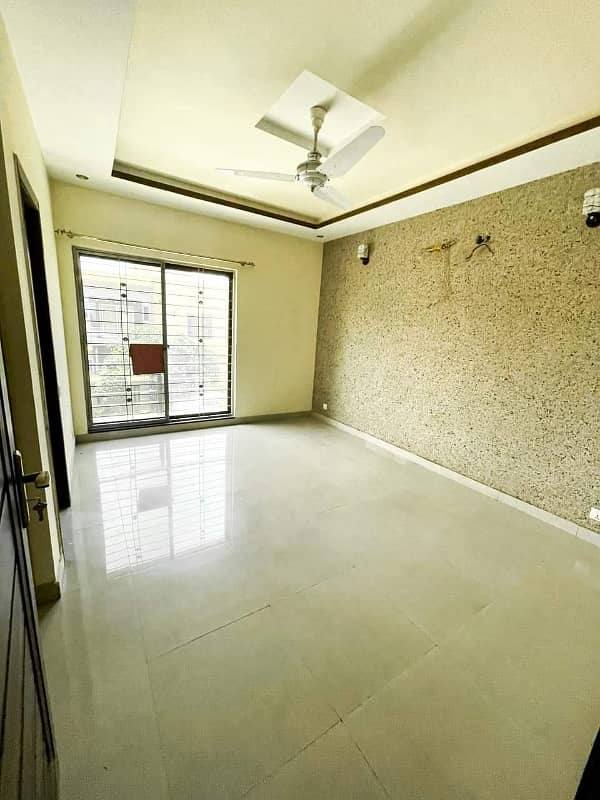 10 Marla Used House For Sale In Bahria Town Lahore 9